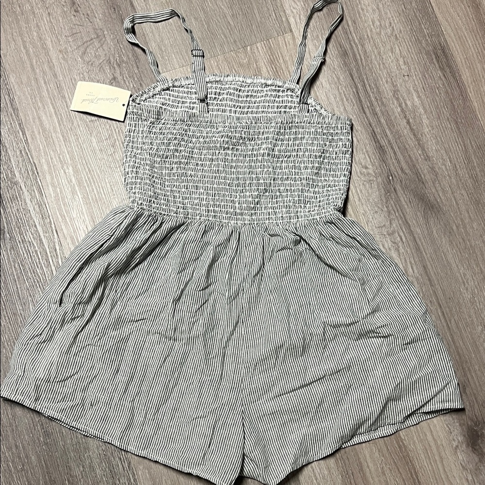 Universal Thread Gray Smocked Pocket Romper size Small - Picture 7 of 7